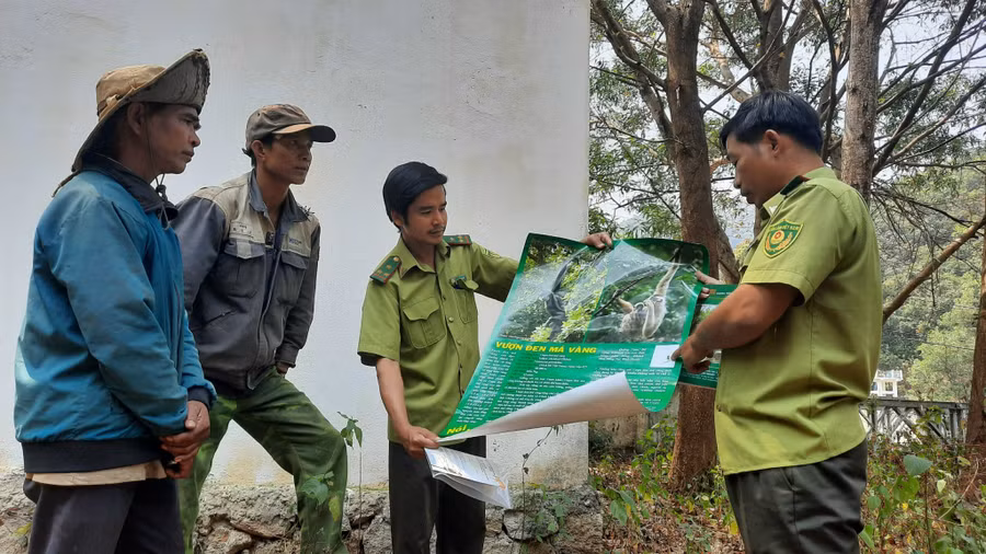 Kiểm lâm Vườn Quốc gia Chư Yang Sin tuyên truyền về công tác quản lý, bảo vệ rừng cho người dân vùng đệm.