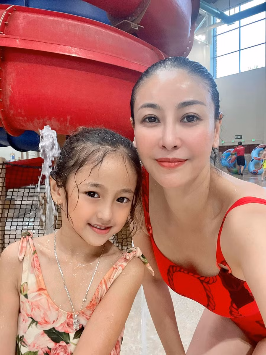 "Hoa hậu 3 con" từng gây "sốt" khi chia sẻ khoảnh khắc bên con gái xinh xắn. Ngoài những lời khen ngợi ngoại hình Hoa hậu Việt Nam 1992 trẻ trung "bỏ quên thời gian", con gái của người đẹp được dự đoán "Hoa hậu tương lai" nhờ sở hữu đôi mắt to tròn cùng nụ cười rạng rỡ và vẻ ngoài năng động.