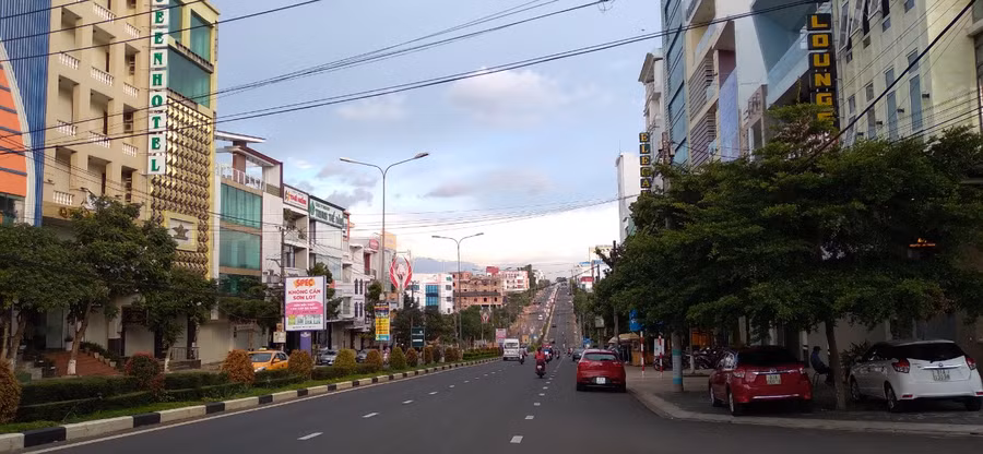  Một góc khu phố mới Hoa Lư-Phù Đổng trên đường Nguyễn Tất Thành. Ảnh: Lê Anh