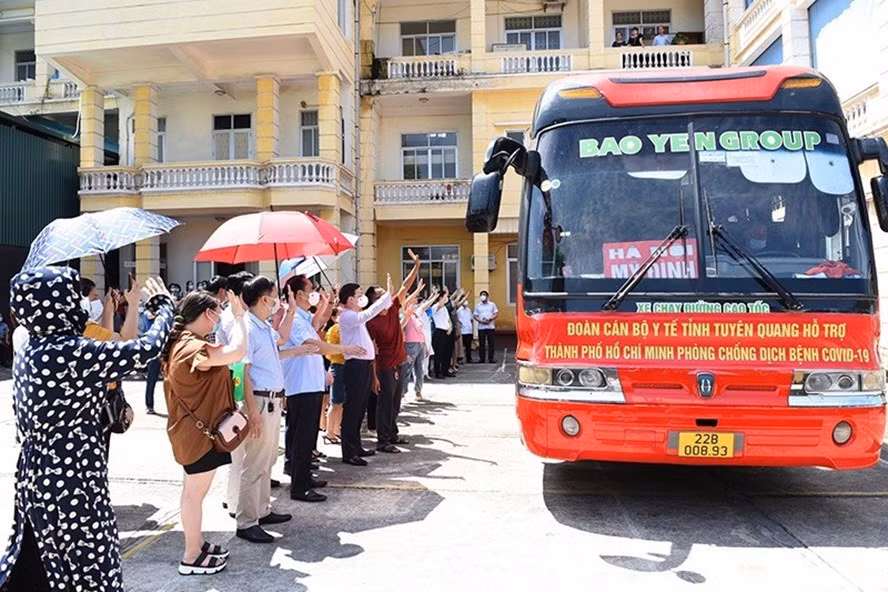 Đoàn thầy thuốc Tuyên Quang sẽ hỗ trợ công tác xét nghiệm, điều trị COVID-19 tại Thành phố Hồ Chí Minh. Ảnh: P.Q