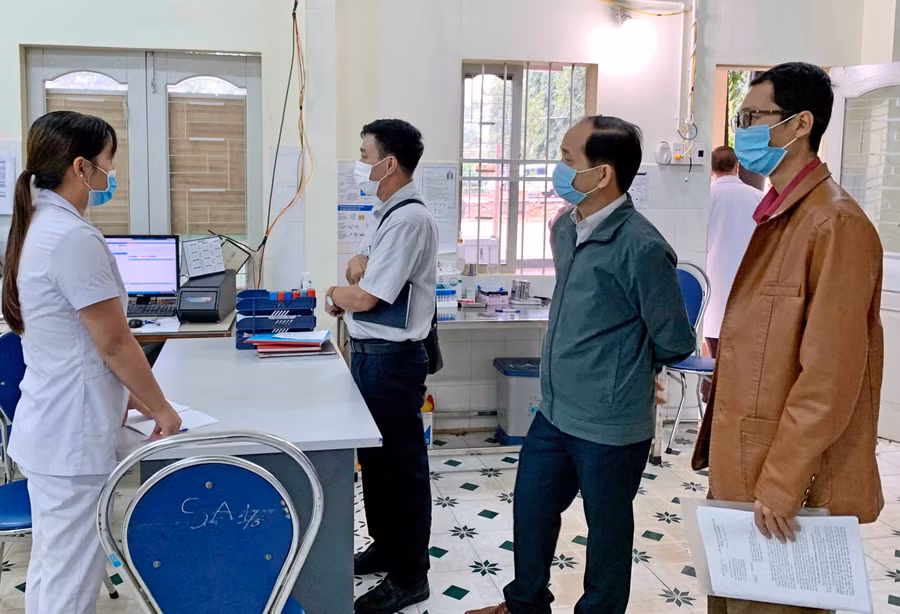 Đoàn khảo sát về cơ sở vật chất, trang thiết bị tại Bệnh viện 331 sáng 20-7. Ảnh: Như Nguyện