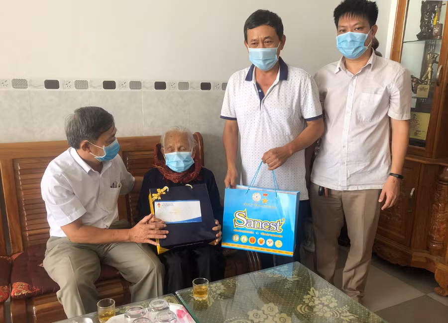Ban Tuyên giáo Tỉnh ủy thăm Mẹ Việt Nam Anh hùng Lê Thị Hàng-Tổ 3- phường Tây Sơn, Thị xã An Khê. Ảnh: Đinh Yến