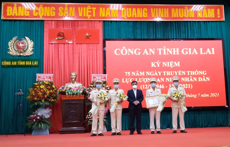 Bí thư Tỉnh ủy Hồ Văn Niên tặng bằng khen của Thủ tướng Chính Phủ cho tập thể Công an tỉnh Gia Lai. Ảnh: Lê Anh