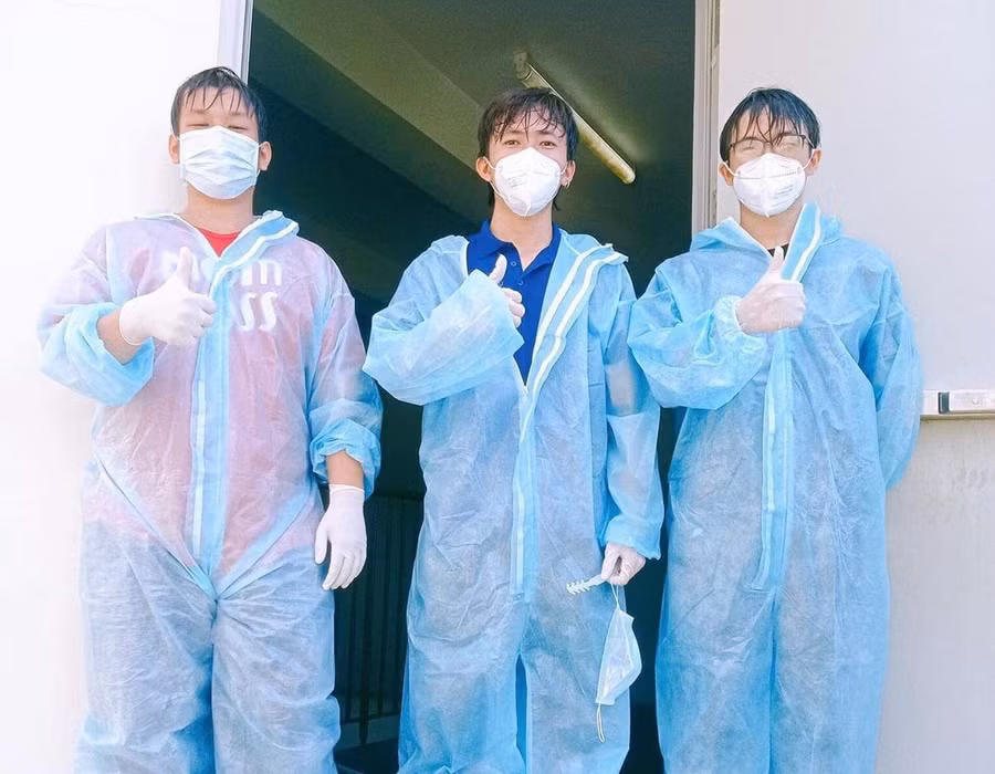  Khương (giữa) cùng các tình nguyện viên sau khi vận chuyển mẫu xét nghiệm của các quận về Bệnh viện Ung bướu -Ảnh: NVCC