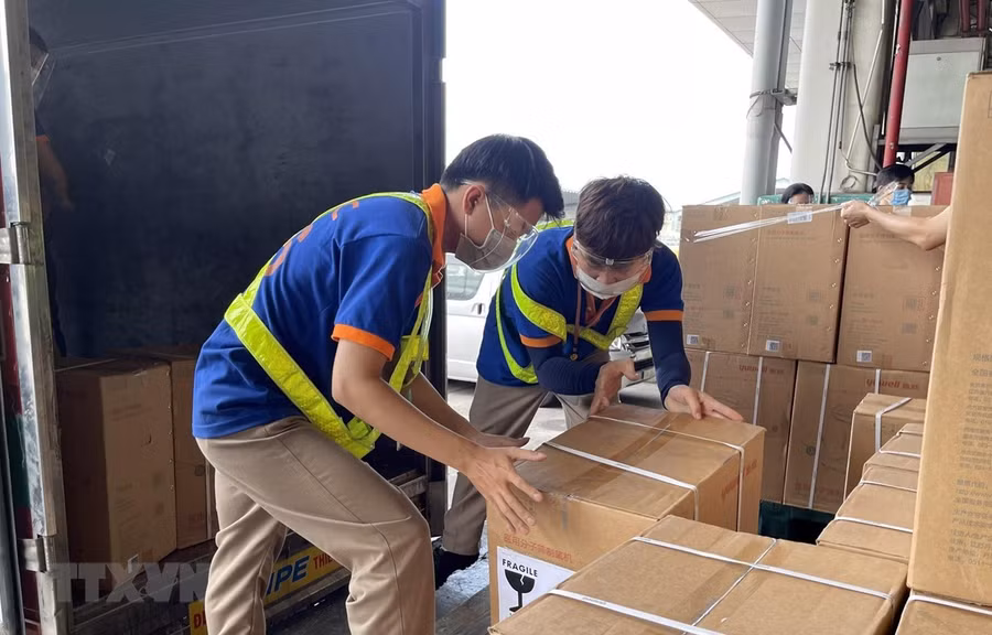 Vận chuyển máy tạo oxy đến các bệnh viện dã chiến tại Thành phố Hồ Chí Minh. (Ảnh: Xuân Khu/TTXVN)