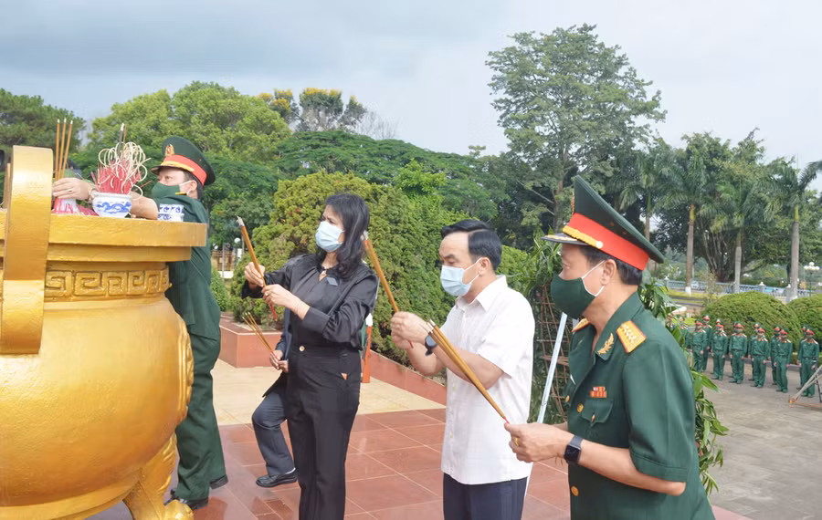 Các đại biểu dâng hương tại Nghĩa trang Liệt sĩ tỉnh. Ảnh: Anh Huy Các đại biểu dâng hương tại Nghĩa trang Liệt sĩ tỉnh. Ảnh: Anh Huy