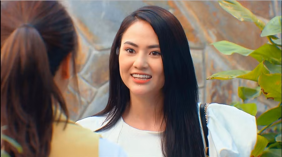 Việt Hoa xuất thân là diễn viên kịch. Sao nữ tâm sự, cô thường được chọn vào vai đào thương, tuýp nhân vật hiền lành trên sân khấu kịch song trên màn ảnh nhỏ lại hoàn toàn trái ngược. Ảnh: NSX