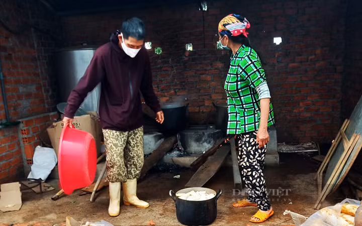 Măng được bóc vỏ, rửa sạch và đem vào luộc trước khi đóng gói gửi về cho bà con vùng tâm dịch. Ảnh: Duy Hậu.