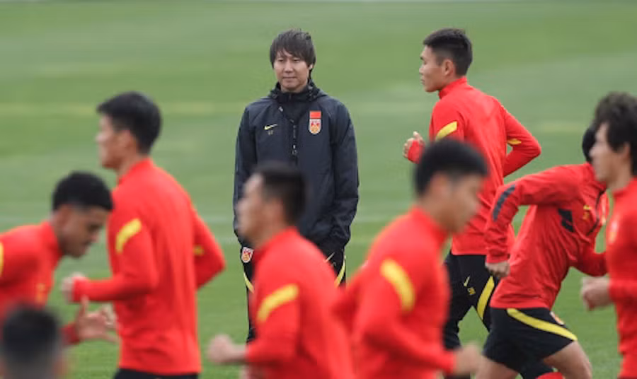 Đội tuyển Trung Quốc dưới sự dẫn dắt của HLV Li Tie - Cựu cầu thủ của CLB Everton (Ngoại hạng Anh). Ảnh: SINA
