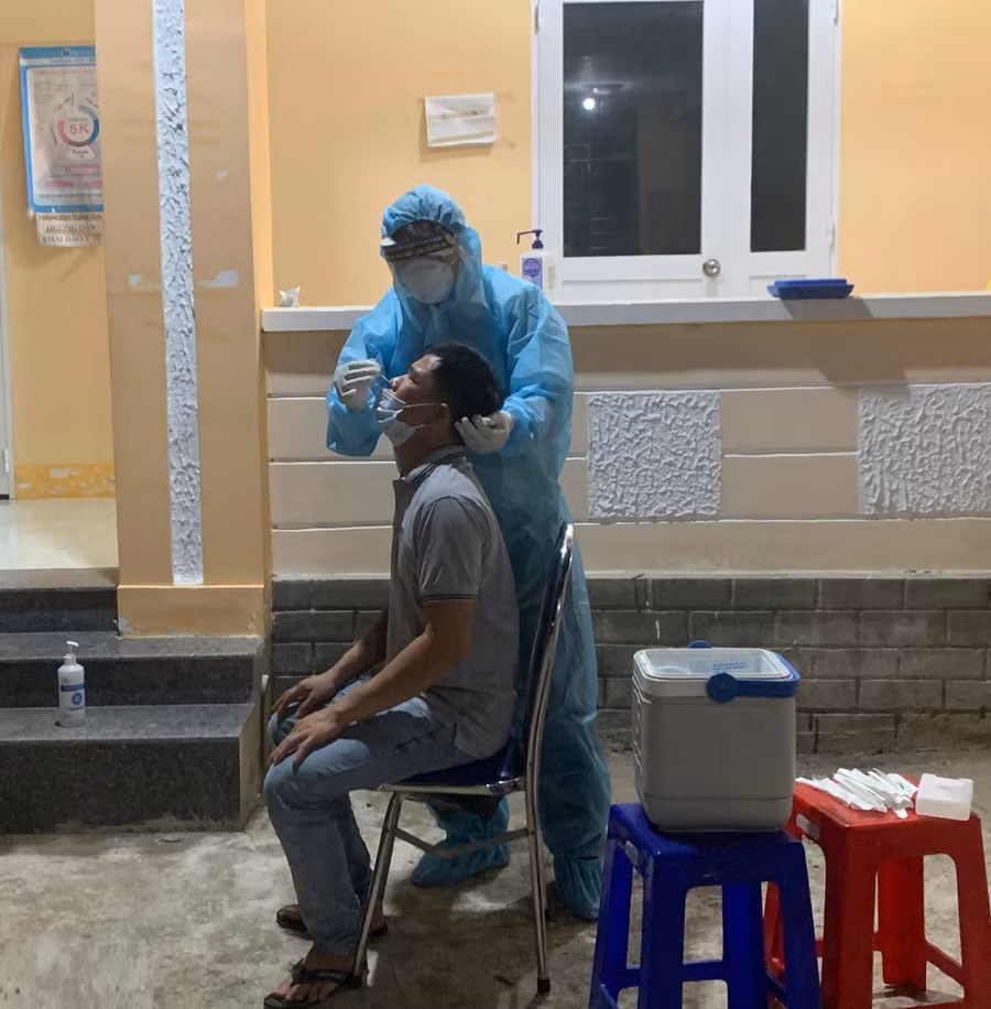 Trung tâm Kiểm soát bệnh tật tỉnh lấy mẫu xét nghiệm các trường hợp F2 tại phường Sông Bờ (thị xã Ayun Pa) ngay trong đêm 16-7. Ảnh: Vũ Chi