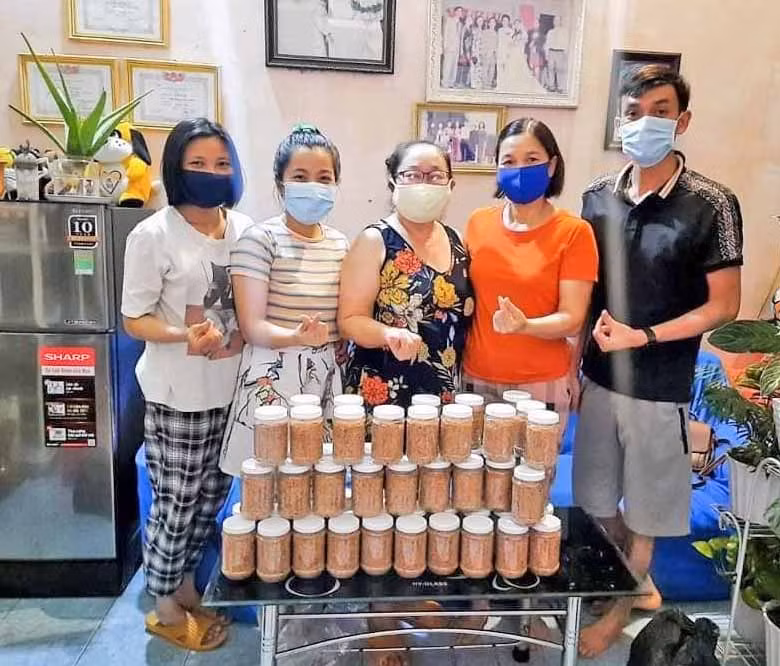 Các thành viên CLB Tấm lòng vàng An Khê làm muối đậu phộng, muối lá é gửi tặng người dân ở vùng dịch TP. Hồ Chí Minh. Ảnh: Thủy Bình