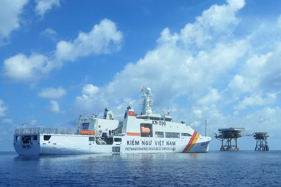 Tàu Kn-290 thuộc Chi đội Kiểm ngư số 2 làm nhiệm vụ bảo vệ chủ quyền tại khu vực bãi cạn Phúc Tần (Bà Rịa - Vũng Tàu). ẢNH: MAI THANH HẢI