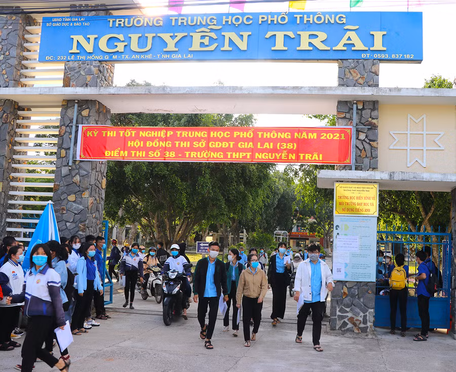 Thí sinh điểm thi Trường THPT Nguyễn Trãi (thị xã An Khê) kết thúc môn thi thứ 2 trong tâm thế thoải mái. Ảnh: Ngọc Minh