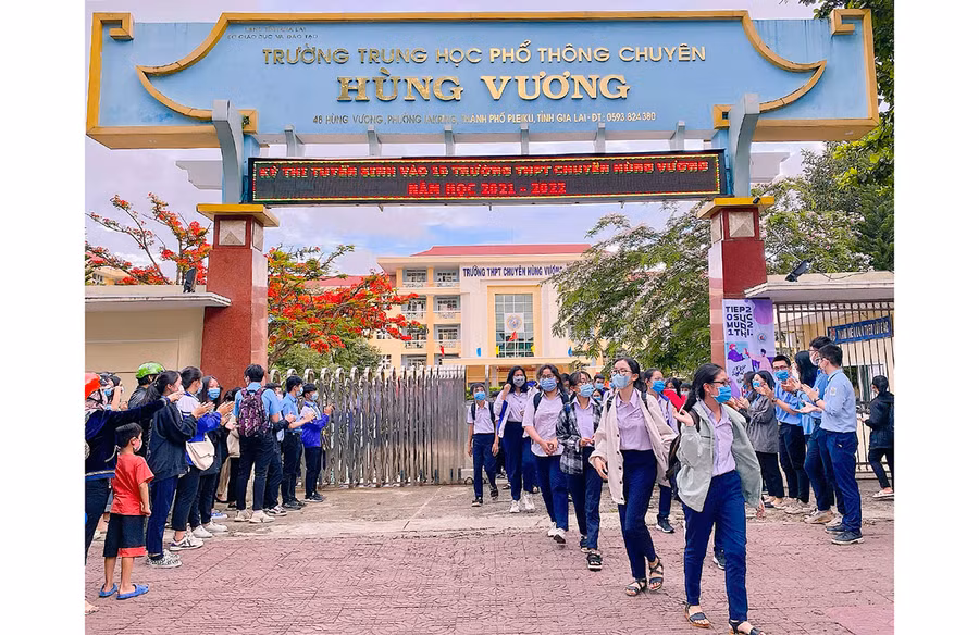 Thí sinh ra về sau khi hoàn thành kỳ thi tuyển sinh vào lớp 10 Trường THPT chuyên Hùng Vương. Ảnh: Mộc Trà