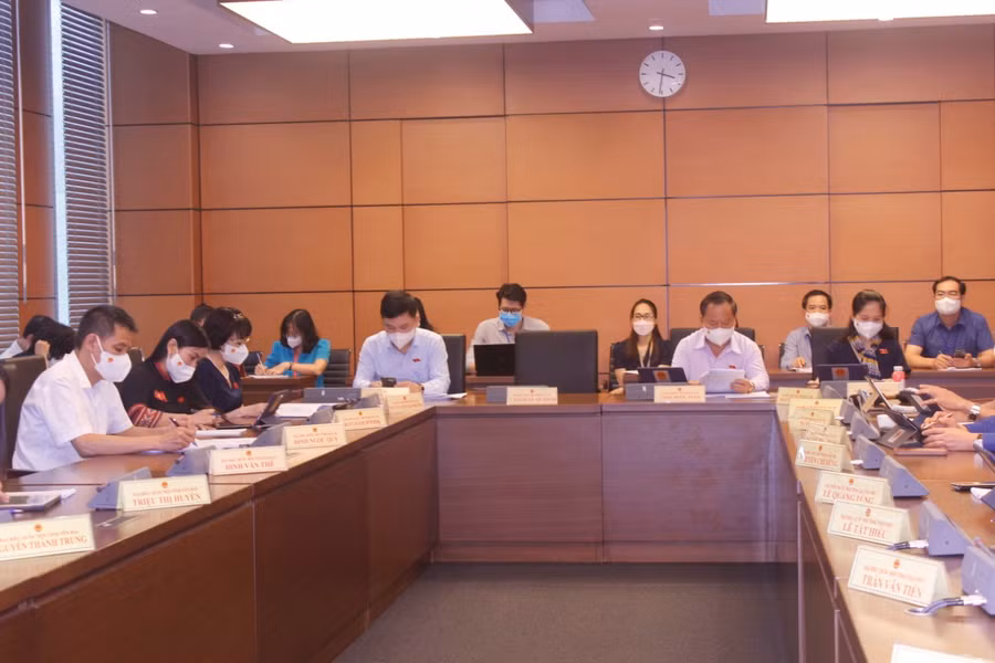 Đoàn đại biểu Quốc hội tỉnh Gia Lai tham gia thảo luận tại tổ. Ảnh: Hùng Lê