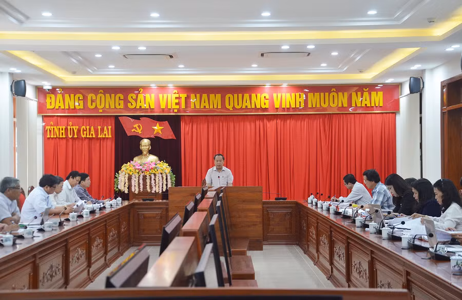 Đồng chí Châu Ngọc Tuấn-Phó Bí thư Thường trực Tỉnh ủy, Chủ tịch HĐND tỉnh khóa XI (nhiệm kỳ 2016-2021) làm việc với Tổ xây dựng dự thảo Nghị quyết của Ban Chấp hành Đảng bộ tỉnh về chương trình trọng tâm thứ nhất vào tháng 3-2021. Ảnh: Phương Linh