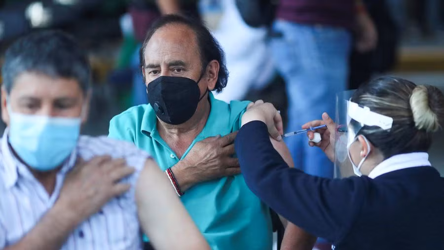 Người tiêm vắc xin tại Mexico - Ảnh: Reuters