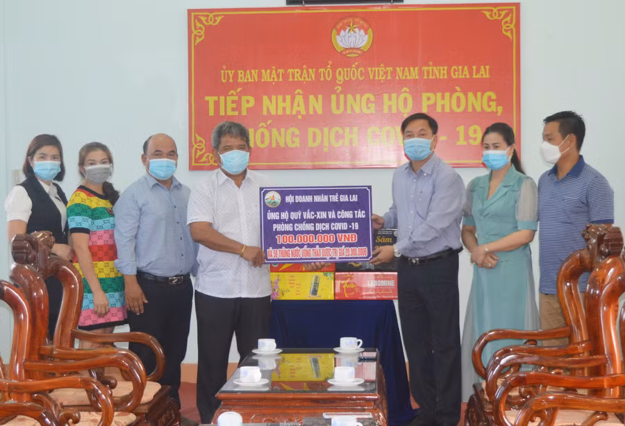  Đại diện Hội Doanh nhân trẻ tỉnh trao tiền ủng hộ công tác phòng-chống dịch Covid-19. Ảnh: Phương Dung