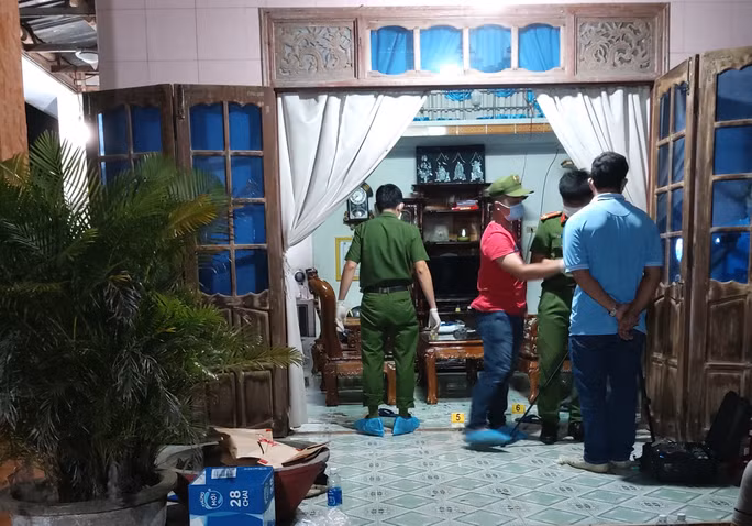 Công an khám nghiệm hiện trường vụ án Công an khám nghiệm hiện trường vụ án