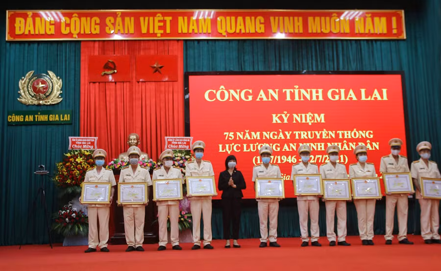 Phó Chủ tịch UBND tỉnh Nguyễn Thị Thanh Lịch tặng bằng khen của Chủ tịch UBND tỉnh cho các tập thể có thành tích xuất sắc. Ảnh: Lê Anh