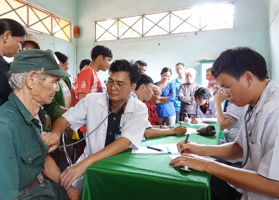  Đoàn viên, thanh niên Bệnh xá Quân dân y Công ty 715 khám bệnh và cấp thuốc miễn phí cho bà con xã Ia O, huyện Ia Grai (ảnh chụp tháng 2-2021). Ảnh: Vĩnh Hoàng