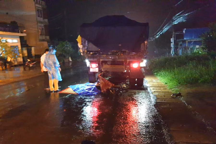 Anh Trung đã tử vong khi tông vào đuôi xe tải. Ảnh: Văn Ngọc