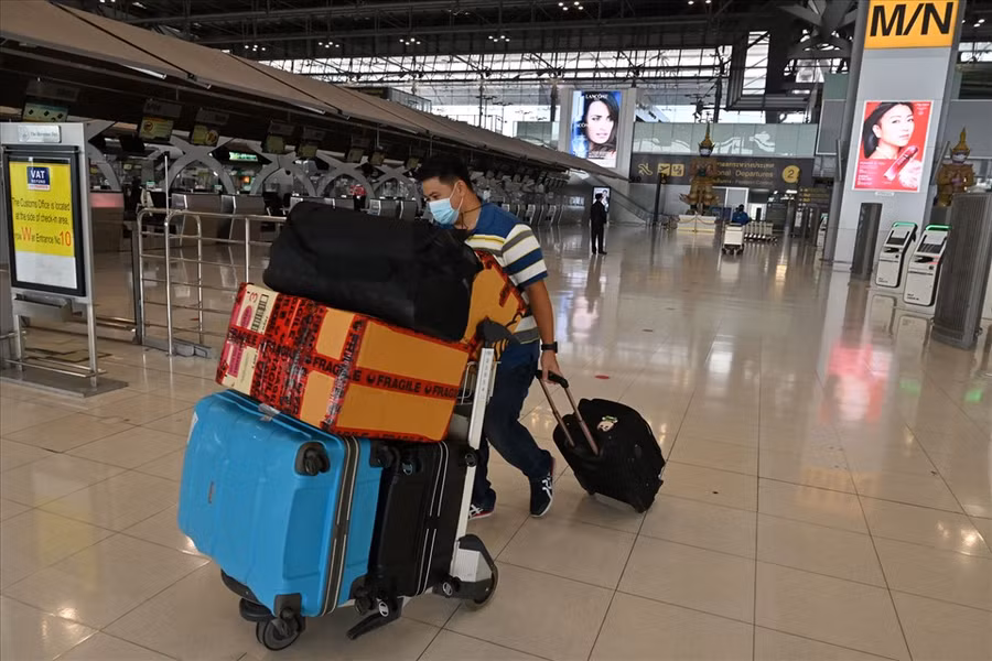 Thái Lan hạn chế du lịch trong nước do đại dịch COVID - 19 đang bùng phát trở lại tại quốc gia này. Ảnh: Getty