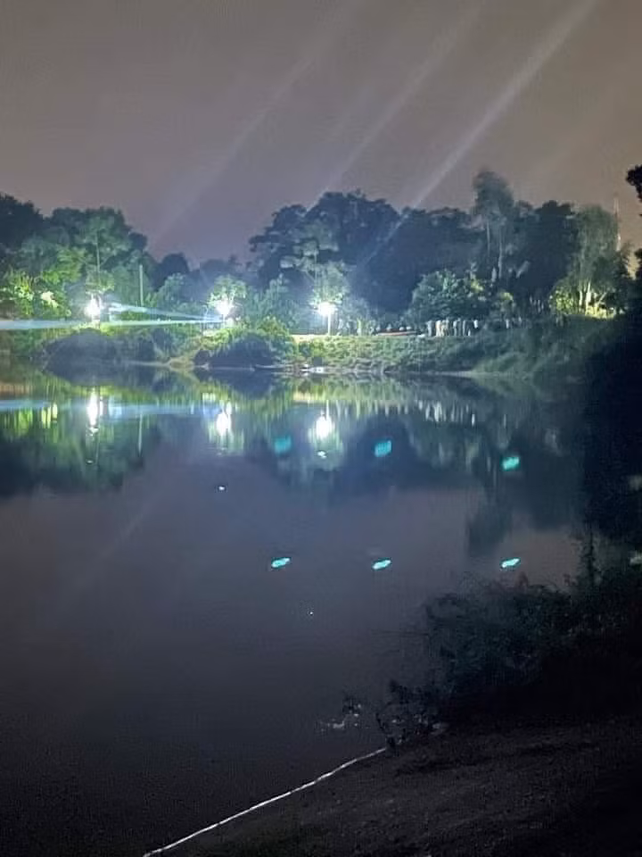  Lực lượng chức năng tiến hành tìm kiếm thi thể 2 nạn nhân tại đập Chắt. Ảnh Bá Phan