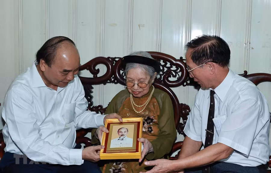  Chủ tịch nước Nguyễn Xuân Phúc đến thăm và tặng quà cho người có công. (Ảnh: Thống Nhất/TTXVN)
