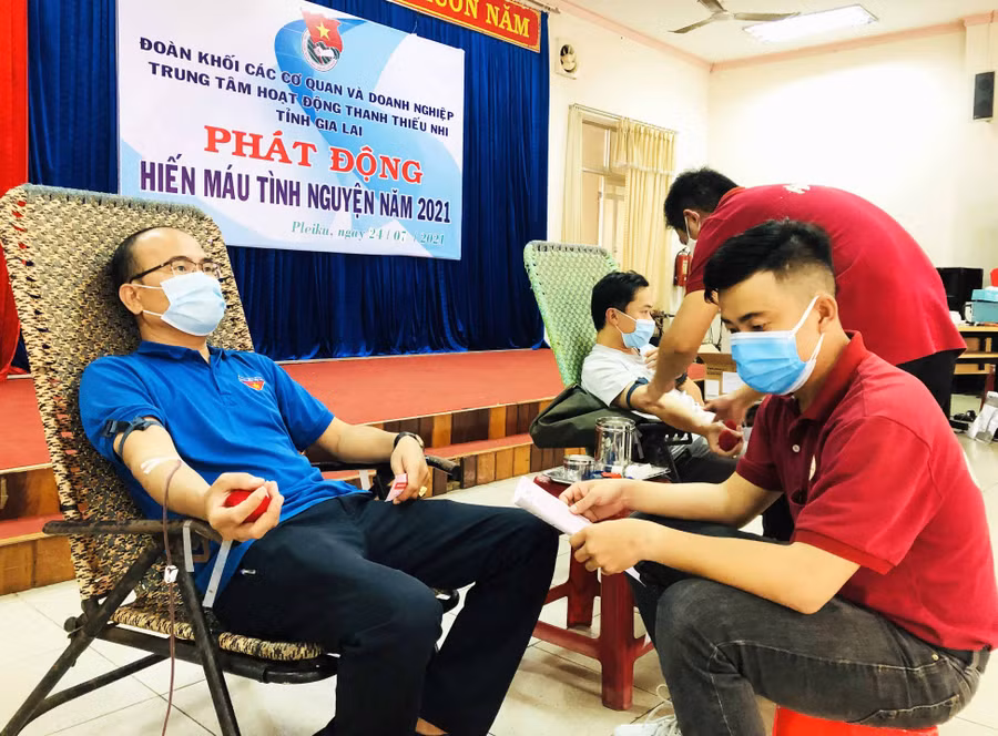 Anh Bùi Duy Toàn-Bí thư Đoàn khối các Cơ quan và Doanh nghiệp tỉnh tham gia hiến máu tình nguyện. Ảnh Phan Lài