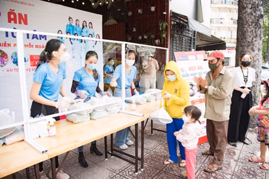 Những người đẹp văn nghệ sĩ phát cơm miễn phí trên đường TP. Hồ Chí Minh. Ảnh: Gia Cư