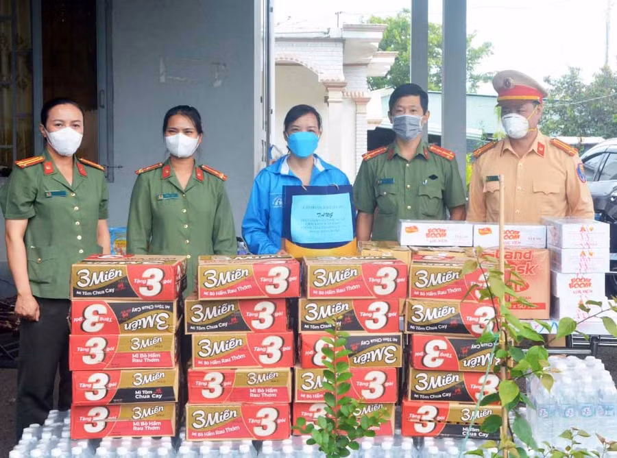 Đoàn Thanh niên, Hội phụ nữ Công an tỉnh đi thăm, tặng quà và động viên các lực lượng tham gia công tác phòng chống dịch bệnh Covid-19 tại chốt kiểm soát cầu 110