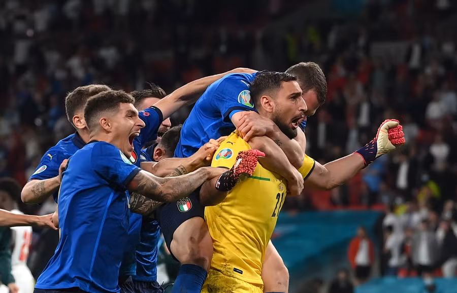 Thủ môn Donnarumma trở thành người hùng của tuyển Ý. Ảnh: REUTERS