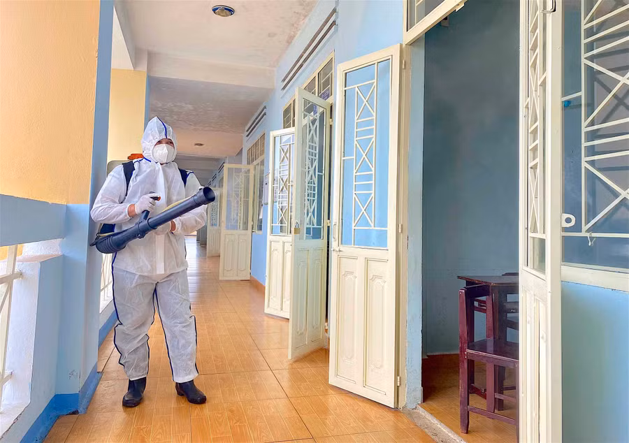 Trước và trong những ngày thi, các điểm thi được thường xuyên khử khuẩn để đảm bảo an toàn phòng dịch Covid-19. Ảnh: Hồng Thi