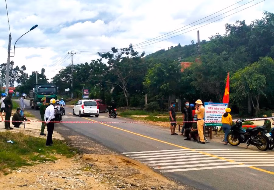  Thị trấn Kbang, huyện Kbang thành lập các chốt kiểm soát phòng-chống dịch Covid-19 tại các tuyến đường dẫn vào thị trấn. Ảnh: Ngọc Minh