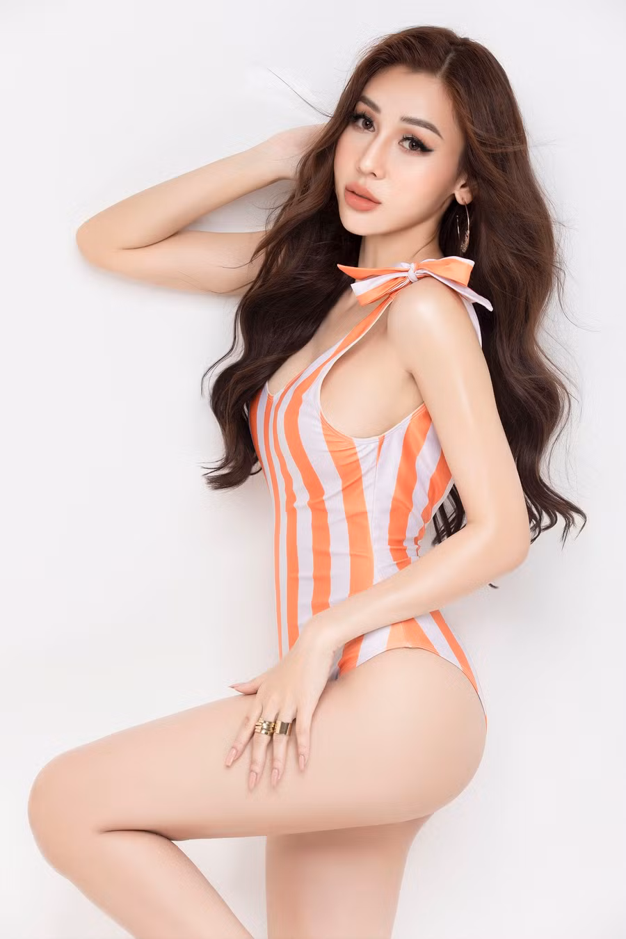 Nguyễn Ngọc Thy Thy sinh năm 1999, quê ở Quảng Ngãi. Cô sở hữu gương mặt thanh tú, sống mũi cao, từng gây chú ý với danh xưng hot girl của trường Hutech. Người đẹp cao 1,71m, số đo ba vòng 85 - 60 - 95. ẢNH: FBNV