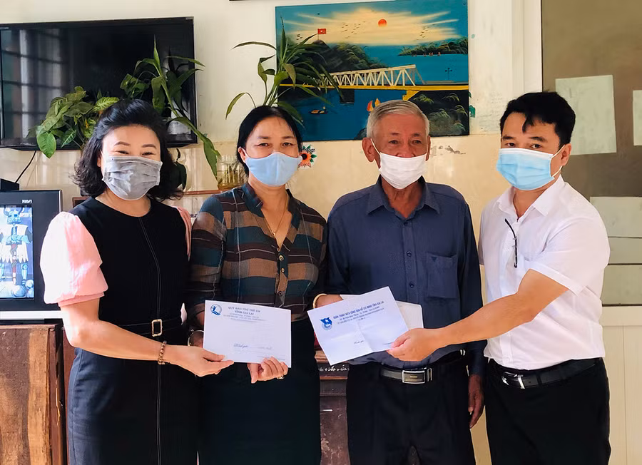  Câu lạc bộ Tư vấn, trợ giúp trẻ em tỉnh trao tiền hỗ trợ cho bà Tạ Thị Anh Đào (thứ 2 từ trái qua)-Giám đốc Trung tâm Bảo trợ Xã hội tổng hợp tỉnh để chăm lo cho các em. Ảnh: Thủy Bình