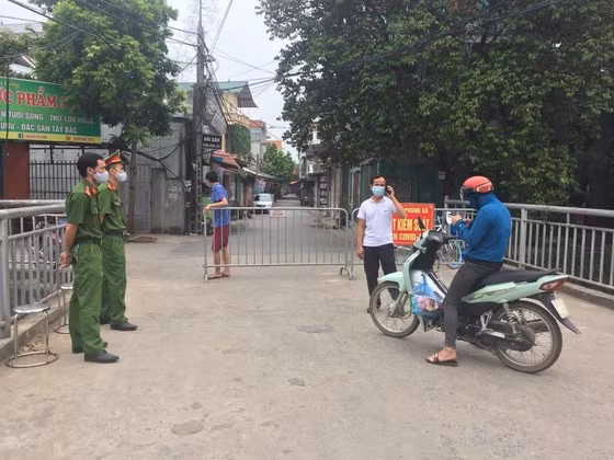 Lực lượng công an các quận tại Hà Nội cắm chốt đảm bảo công tác kiểm soát người ra vào TP Hà Nội