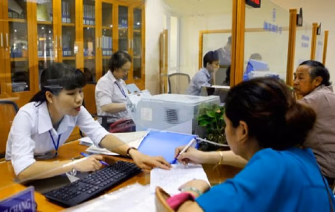 Từ ngày 1/8, tiêu chuẩn chuyên môn nghiệp vụ và xếp lương công chức hành chính sẽ thay đổi theo quy định mới từ Bộ Nội vụ. Ảnh minh họa: Báo Nhà báo và Công luận Từ ngày 1/8, tiêu chuẩn chuyên môn nghiệp vụ và xếp lương công chức hành chính sẽ thay đổi theo quy định mới từ Bộ Nội vụ. Ảnh minh họa: Báo Nhà báo và Công luận