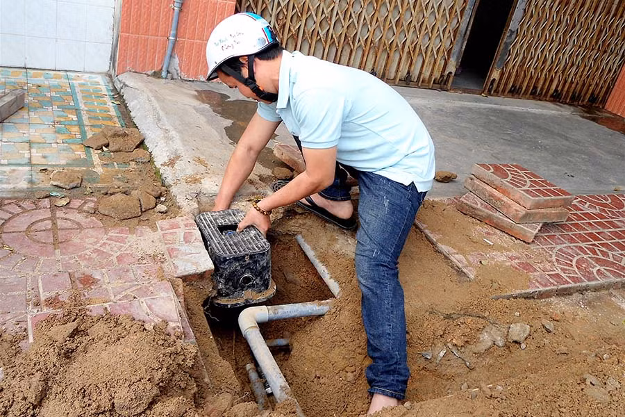Việc phát hiện các trường hợp người dân vi phạm rất khó vì toàn bộ hệ thống ống cấp nước đều nằm dưới lòng đất. Ảnh: Hồng Thi Việc phát hiện các trường hợp người dân vi phạm rất khó vì toàn bộ hệ thống ống cấp nước đều nằm dưới lòng đất. Ảnh: Hồng Thi