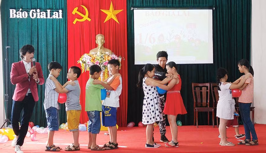  Tổ chức hoạt động vui chơi vào Ngày Quốc tế Thiếu nhi (1-6) cho con em cán bộ, công chức, viên chức ở cơ quan. Ảnh: K.Đ.V