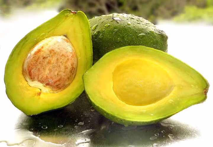 Trái bơ. Bơ giàu axit béo không bão hòa, tăng độ đàn hồi các mô ngực, có chứa vitamin A có thể thúc đẩy quá trình tiết hormon sinh dục nữ và vitamin C có thể ngăn chặn sự biến dạng của ngực, vitamin E giúp tăng kích cỡ ngực.