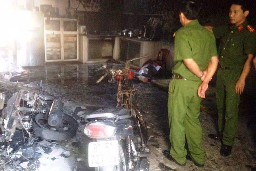 Công an đang khám nghiệm hiện trường, điều tra. Ảnh: M.N