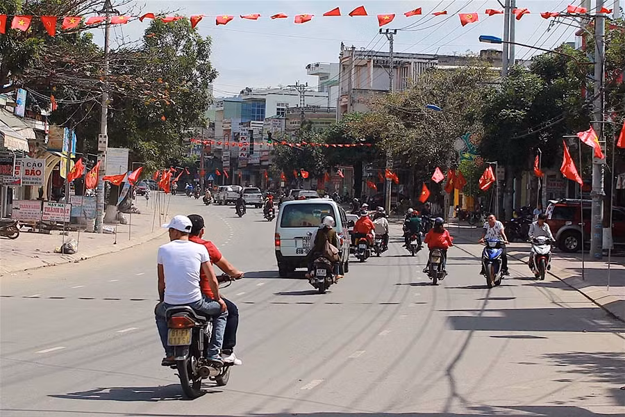  Tình hình vi phạm trật tự an toàn giao thông còn khá phổ biến. Ảnh: Hồng Thi