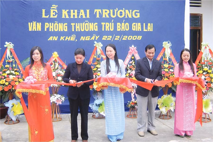 Nhà báo Đoàn Minh Phụng-nguyên Tổng Biên tập Báo Gia Lai cắt băng khai trương Văn phòng thường trú tại thị xã An Khê tháng 2-2008. Ảnh: Lê Hà