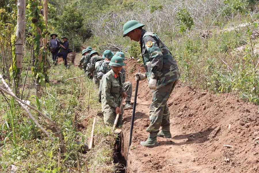  Cán bộ, chiến sĩ Sư đoàn 10 đào mương đặt ống dẫn nước tự chảy. Ảnh: N.T