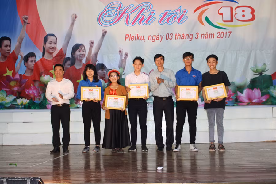 Ban tổ chức trao giải cho các đội chơi. Ảnh: P.L Ban tổ chức trao giải cho các đội chơi. Ảnh: P.L