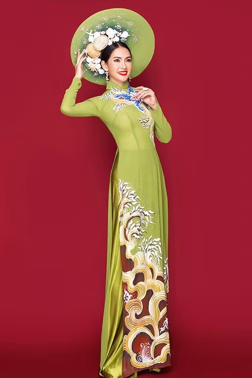 Màu sắc của các mẫu áo lấy ý tưởng từ xanh của rêu, trắng của sóng và đen của đất hòa quyện vào nhau.