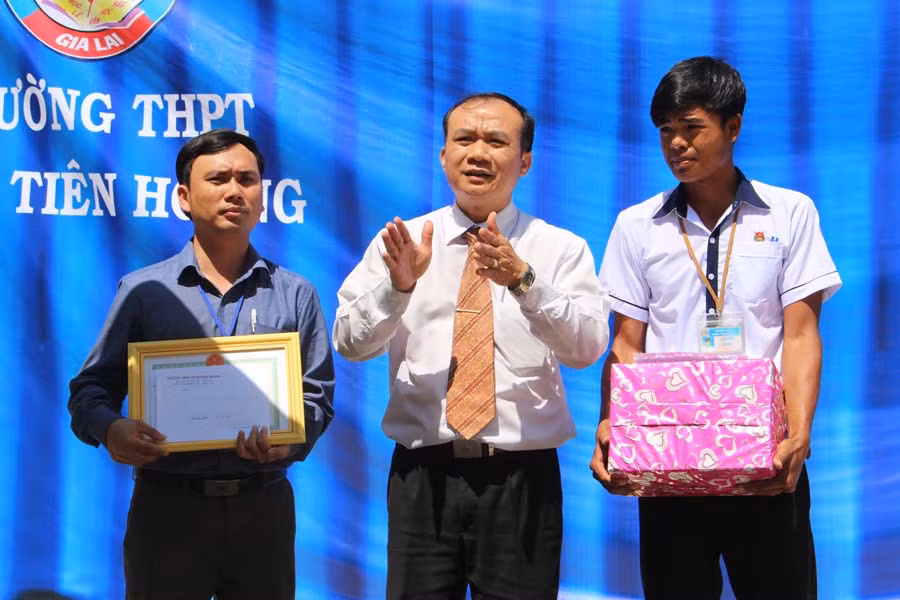  Ông Huỳnh Minh Thuận, Giám đốc Sở GD-ĐT trao Giấy khen cho thầy Ninh Văn Dậu và em Ksor Gôl. Ảnh: Nguyễn Giang