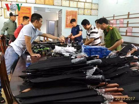 Các chiến sỹ Công an kiểm tra số vũ khí thu được.
